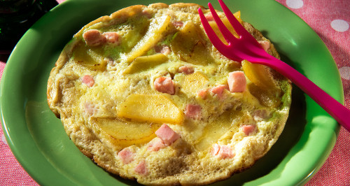 OMELETTE WITH POTATOES AND COOKED HAM CUBES