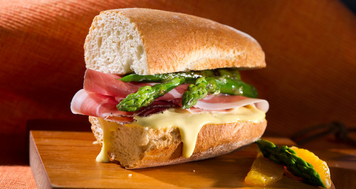 SANDWICH WITH SPECK, ORANGE MAYONNAISE AND ROASTED ASPARAGUS