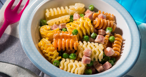 COLOURED PASTA WITH HAM CUBES AND PEAS